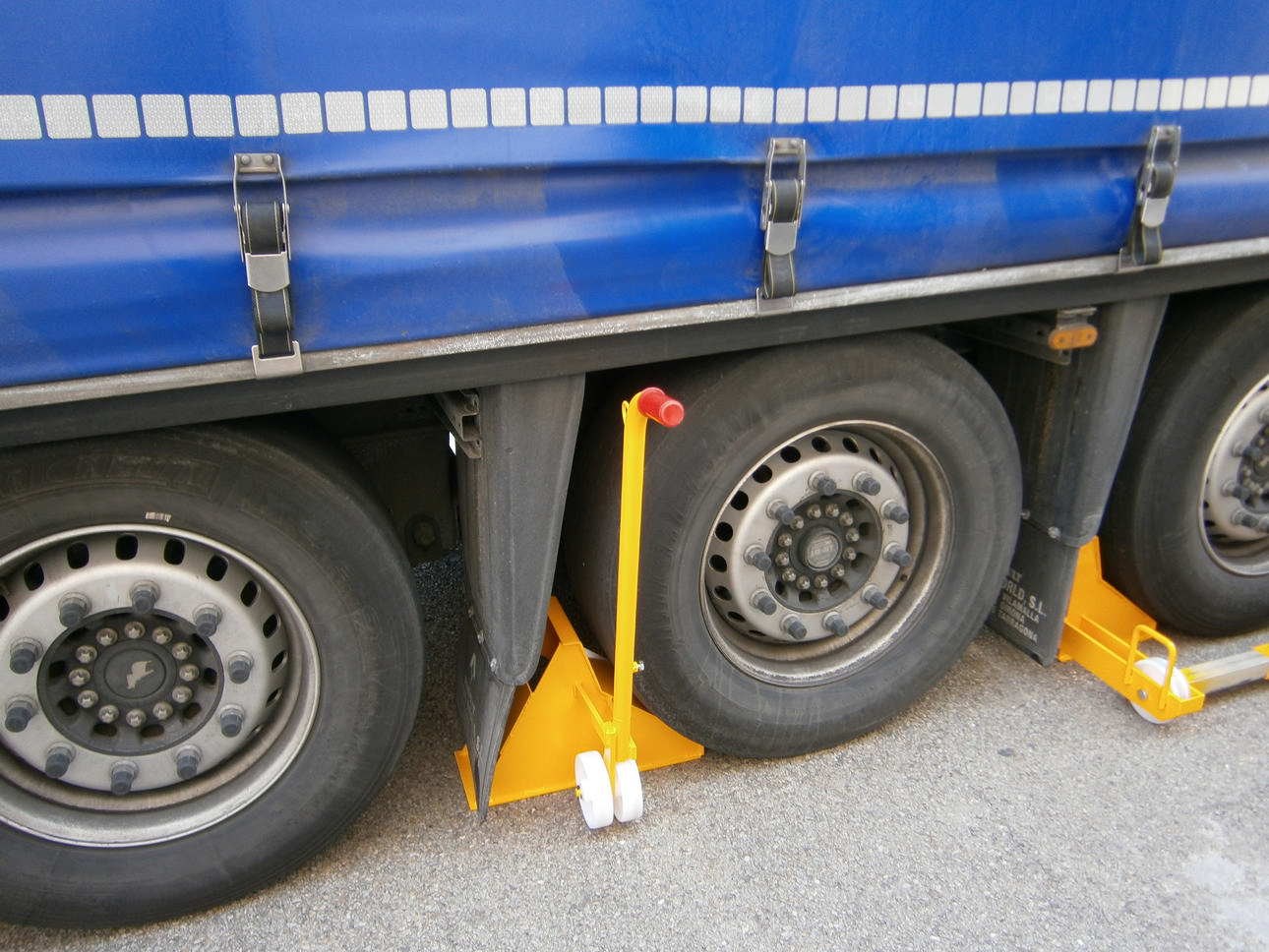 Calzos para ruedas de camiones - Calzos y cuñas para camiones - Productos - MAN INDUSTRIAS TEIXIDO
